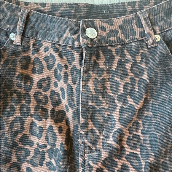 Anthro Entro Leopard Print
Wide Leg Jeans Size L NWT
Eyelet Hem Statement Denim - Picture 9 of 13